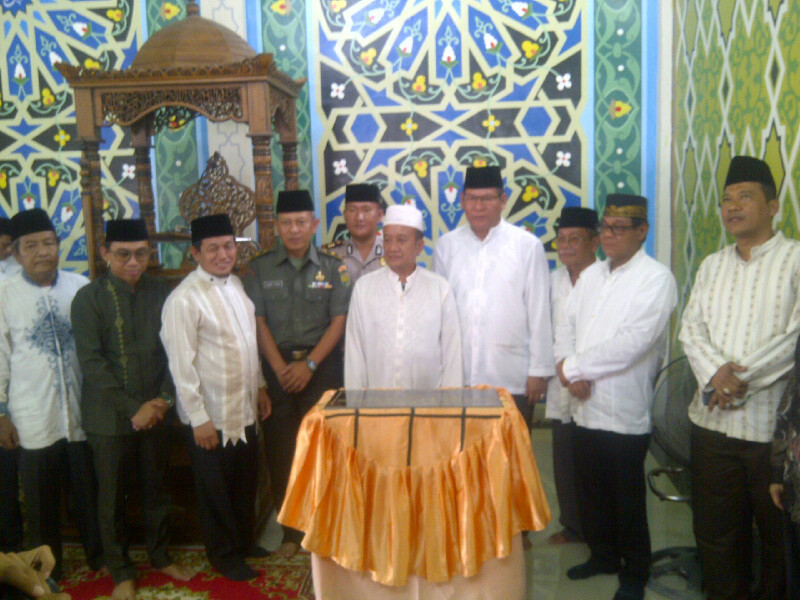 Wabup H. Nurul Aman, SH pose bersama usai meresmikan dan menandatangani prasasti peresmian Masjid Jami Babussalam