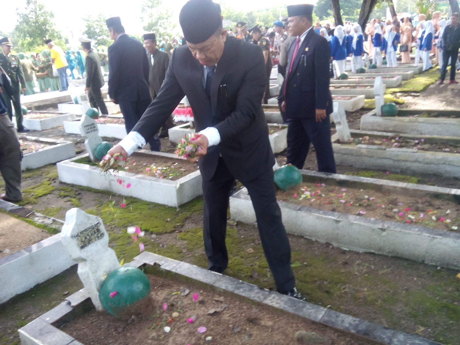 Bupati Muara Enim Ir H Muzakir Sai Sohar saat menaburkan bunga di taman makam pahlawan