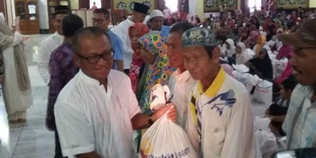 PTBA Salurkan 8.000 Paket Sembako Bagi Kaum Dhuafa