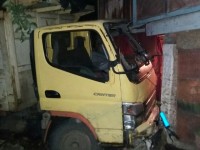 Dumtruk Warna Kuning Tabrak Rumah Warga di Ujanmas