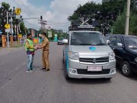 Peduli Sesama, Diskominfo Muara Enim Bagikan Nasi pada Warga