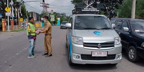 Peduli Sesama, Diskominfo Muara Enim Bagikan Nasi pada Warga