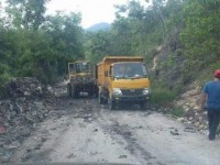 Alat Berat Bersihkan Tumpukan Sampah di Pinggir Jalan Menuju TPA