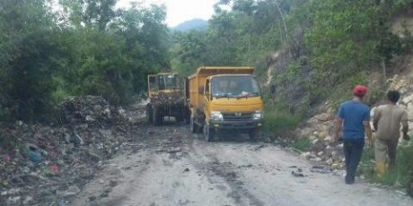 Alat Berat Bersihkan Tumpukan Sampah di Pinggir Jalan Menuju TPA