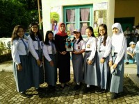 Siswa SMA BA Serahkan Piala Juara Lomba Kepada Sekolah