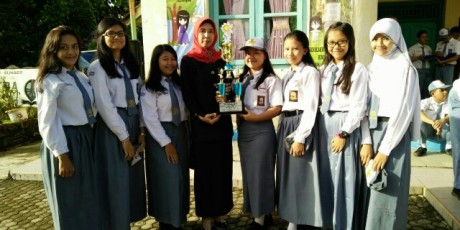 Siswa SMA BA Serahkan Piala Juara Lomba Kepada Sekolah