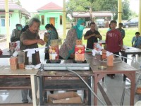 Warga Diajarkan Daur Ulang Limbah Plastik Menjadi BBM