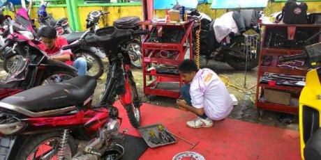Guru dan Warga Dapat Layanan Servis Sepeda Motor Gratis
