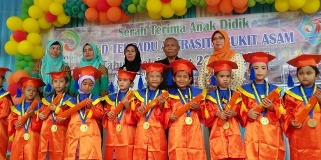 80 Siswa/i Paud Antrasita Diserahkan Kembali Kepada Orang Tuanya