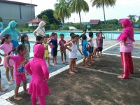 Murid Antrasita Berenang Bareng di Base Camp PTBA
