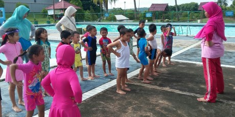 Murid Antrasita Berenang Bareng di Base Camp PTBA
