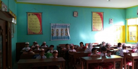 Orang Tua Murid SDN 26 Antusias Dampingi Anaknya Ke Sekolah