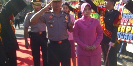 Tradisi Pedang Pora Sambut Kedatangan Kapolres Muara Enim Baru