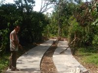 Permudah Akses Menuju Kebun, Pemdes Muara Emil Bangun Jalan Setapak