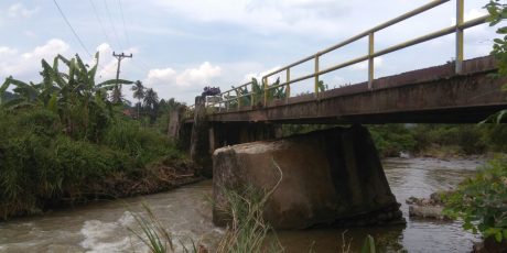 Jembatan Terancam Ambruk, Warga Khawatir Melintas