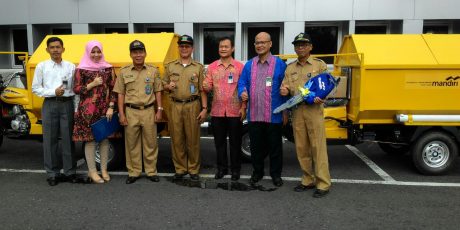 Bantu Wujudkan SMAS, Bank Mandiri Hibahkan Motor Sampah