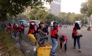 Anggota Paskibra Lawang Kidul Sapu Bersih Sampah Di Istiqlal