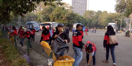 Anggota Paskibra Lawang Kidul Sapu Bersih Sampah Di Istiqlal