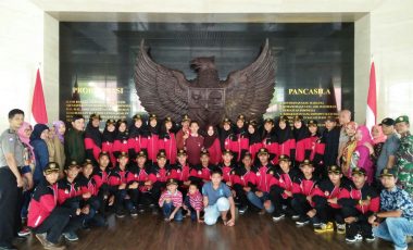 Anggota Paskibra Kecamatan Lawang Kidul Kunjungi Istana Bogor