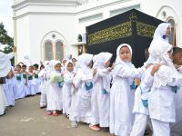 Ratusan Anak Berseragam Ihram Padati Masjid Al-Bania