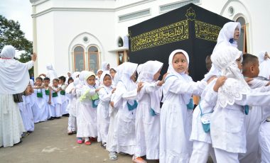 Ratusan Anak Berseragam Ihram Padati Masjid Al-Bania