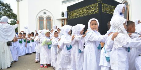 Ratusan Anak Berseragam Ihram Padati Masjid Al-Bania