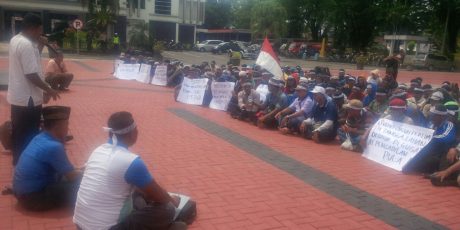 Tuntut PT R6B, Warga Gelar Yasinan di Halaman Pemkab Muara Enim