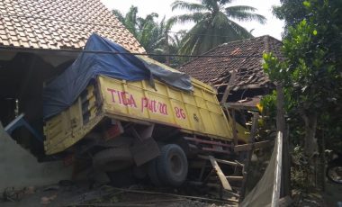 Jelang Sahur, Dua Rumah Warga di Hantam Truk Batubara