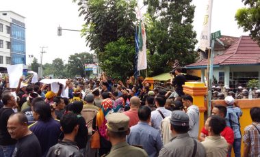 Demo Panwaslu Muara Enim, Massa Pendukung Tiga Paslon Minta Pilkada Ulang