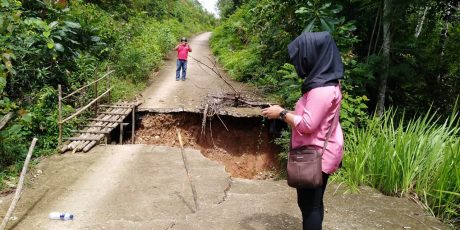 Jalan Putus, Siswa dan Guru SDN 27 Muara Enim Kesulitan Melintas