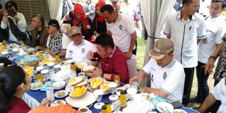 Hadiri Festival Durian, Gubernur Sumsel Nikmati Durian Khas Muara Enim