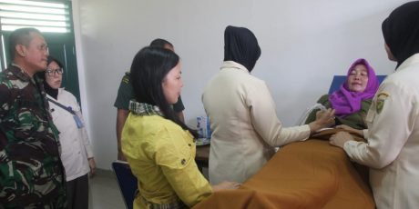 Peleton Kesehatan Yonif 141/AYJP Gelar Pemeriksaan Kehamilan dan Pelayanan KB