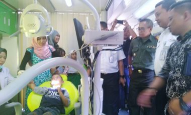 Masyarakat Desa Tanjung Raja Diberi Layanan Pemeriksaan dan Pengobatan Gratis Melalui Rail Clinic PT KAI 