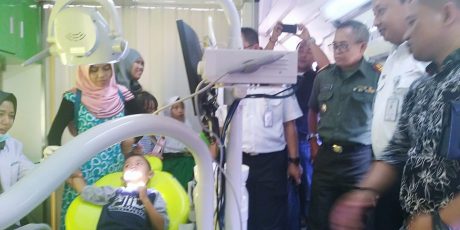 Masyarakat Desa Tanjung Raja Diberi Layanan Pemeriksaan dan Pengobatan Gratis Melalui Rail Clinic PT KAI 