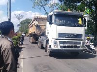 Konvoi Truk Tronton Robohkan Tiang Listrik dan Nyaris Telan Korban Jiwa
