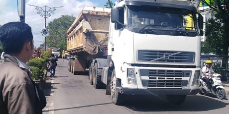 Konvoi Truk Tronton Robohkan Tiang Listrik dan Nyaris Telan Korban Jiwa