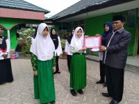 Raih Nilai Tertinggi USBN, Tiga Siswa MIN 1 Muara Enim Diganjar Penghargaan