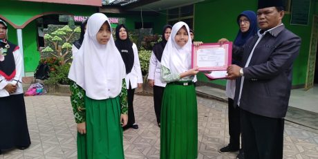 Raih Nilai Tertinggi USBN, Tiga Siswa MIN 1 Muara Enim Diganjar Penghargaan