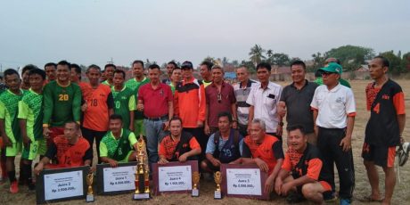 Semarakan HUT RI ke-74, Kecamatan Lawang Kidul Bersama PTBA Gelar Turnamen Bola U-40