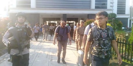Petugas KPK Geledah Ruang Kerja Bupati Muara Enim