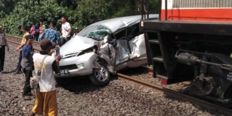 Terseret 100 Meter, Pengendara Avanza Alami Luka Ringan