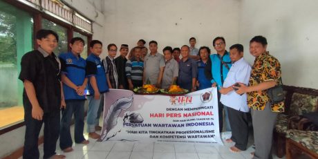 Peringati HPN, PWI Muara Enim Gelar Potong Nasi Tumpeng