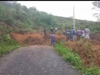 Dua Lokasi Longsor Tutup Badan Jalan di Semendo