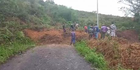 Dua Lokasi Longsor Tutup Badan Jalan di Semendo