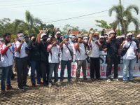 Tolak Omnibus Law, Ratusan Buruh Unjuk Rasa di DPRD Muara Enim
