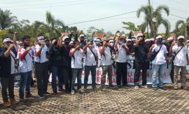 Tolak Omnibus Law, Ratusan Buruh Unjuk Rasa di DPRD Muara Enim