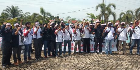Tolak Omnibus Law, Ratusan Buruh Unjuk Rasa di DPRD Muara Enim