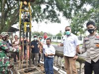 PTBA Bangun 23 Sumur Bor dan 25 Unit Bedah Rumah