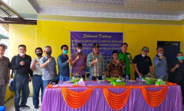 Bupati Lampung Tengah Kunjungi PLTS Desa Tanjung Raja Muara Enim