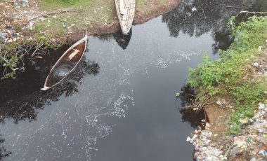 Diduga Tercemar Limbah, Aliran Sungai di Desa Sukamerindu Sungai Rotan Menghitam